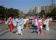 “快闪”桃花仙子来了！