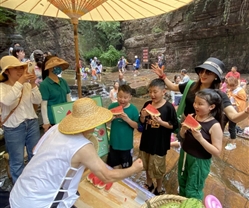龙潭大峡谷“佛系卖瓜的潭老头”